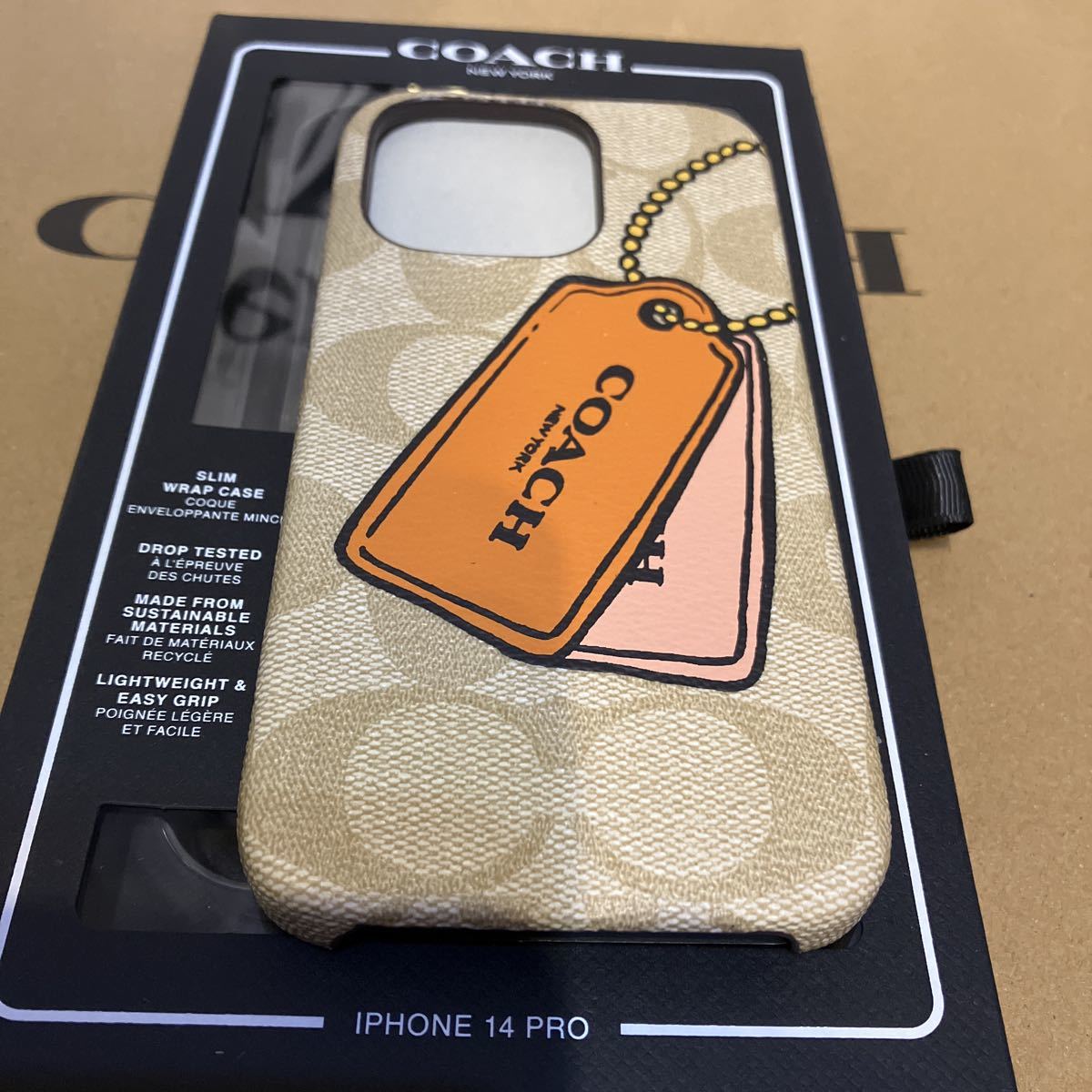 送料込●新品●14300円 COACH ベージュ系iPhone14PRO対応 トロンプルイユ iPhoneケース 型押しレザー シグネチャー スマホケース コーチ_画像1