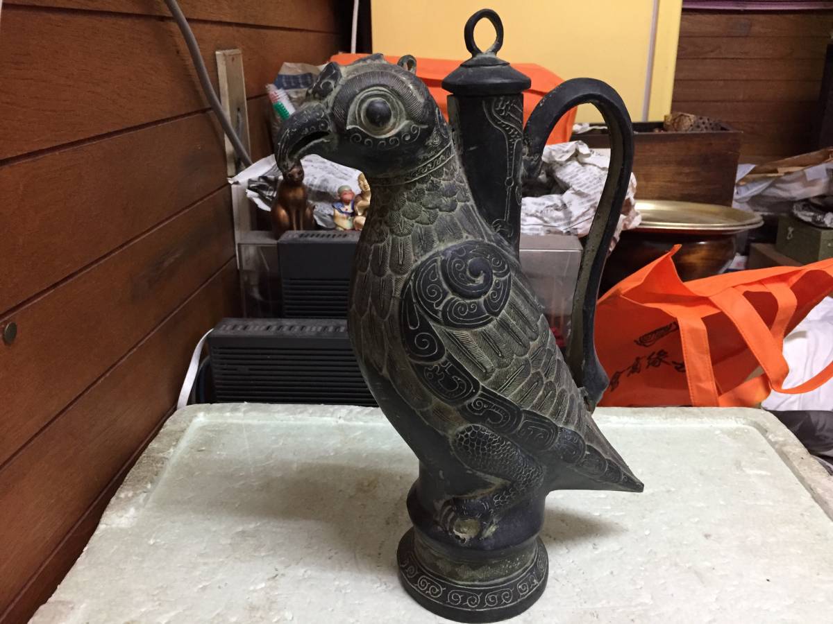 旧家買出し品　青銅器　酒器　中国古美術　時代物　鷹の置物　　高さ31ｃｍ横22cm幅10.5cm　同梱包可能_画像2
