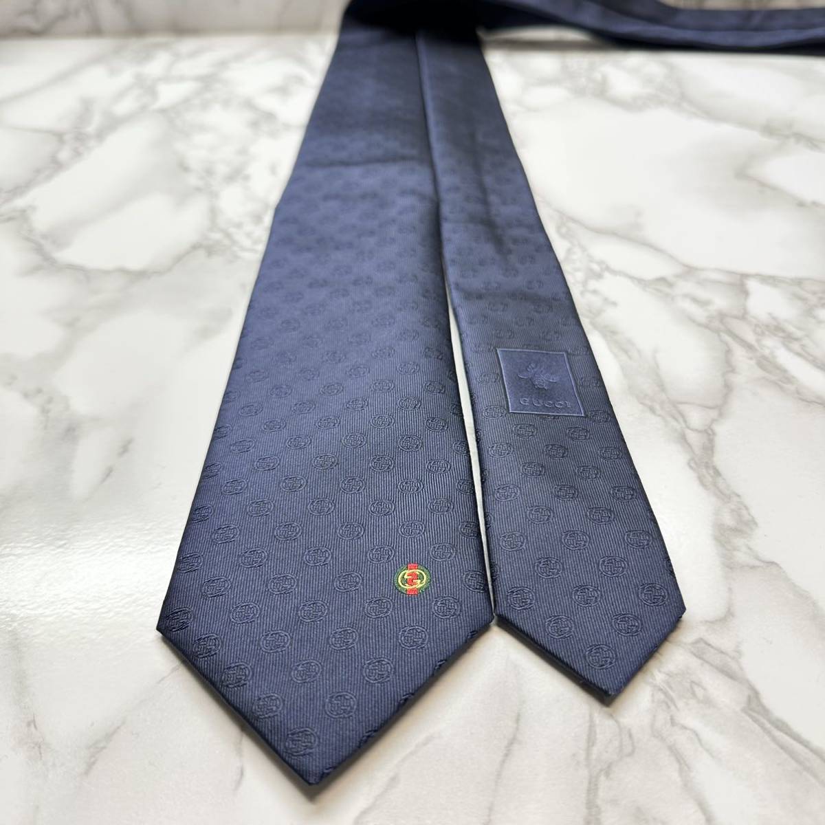 極美品 現行タグ レア GUCCI ネクタイ シルク100% GG柄 インターロッキングG シェリーライン ナロータイ ブランドロゴ 刺繍 ネイビー_画像7