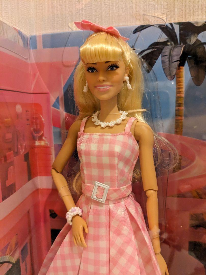映画バービーのギンガムチェックのドレスを着たバービー人形 新品未開封