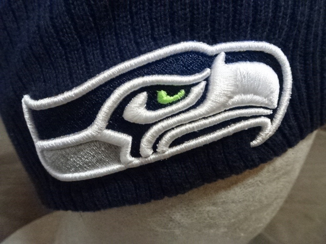 激レア USA購入【NEWERA】製 NFLアメリカンフットボール シアトル シーホークス 【Seattle Seahawks】ロゴ刺繍入りニットキャップ 中古品_画像5