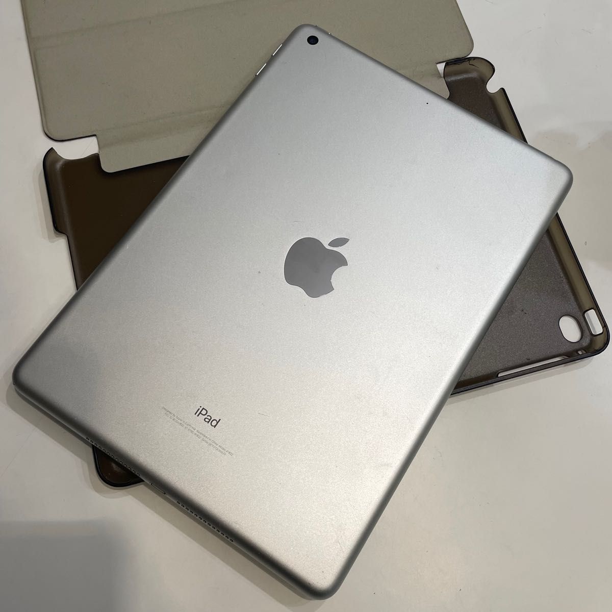 iPad5 iPad2017モデル 128GB シルバー　simフリー　 Wi-Fi Apple