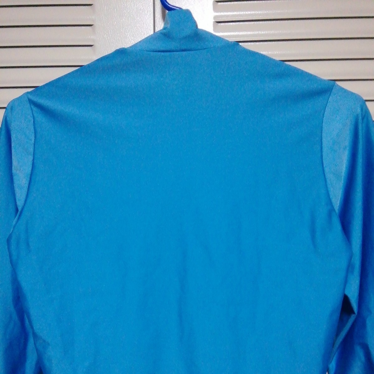 *[ б/у одежда ]X-TEAM SPORTS( X команда спорт ) длинный рукав компрессионный рубашка (mok шея ) M размер синий возможно женский (^_^;)