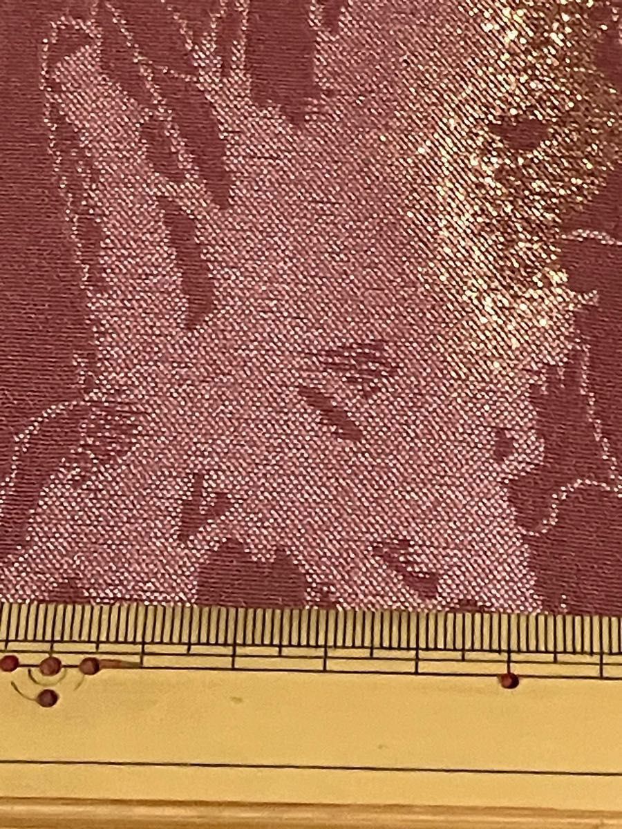 724 古布 ハギレ アンティーク 着物リメイク 創作人形　正絹　赤紫　　織物　金糸　しっかり生地　保管品