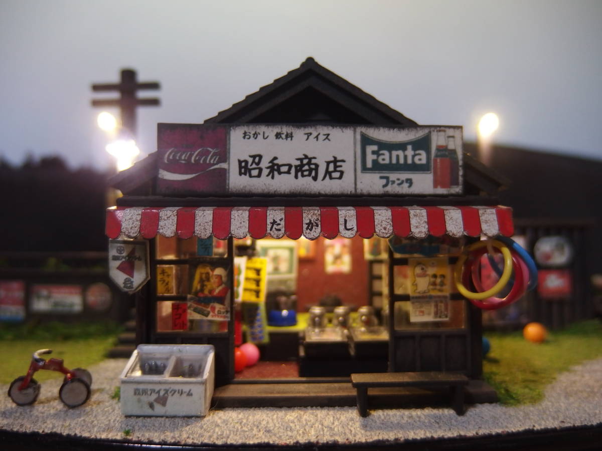 昭和レトロ☆駄菓子屋(看板の店名変更します)+スバル360 R26（1958年式）＋街灯のある道路☆ジオラマ完成品・ライトアップ☆クリアケース付_駄菓子屋の店名をご希望の店名に変更します