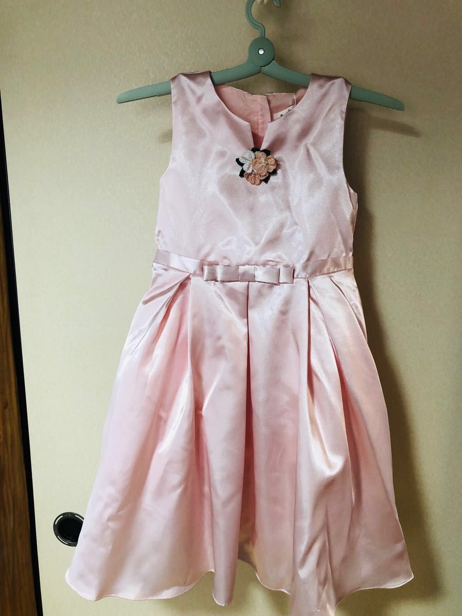110  桜ピンクのサテン生地　　ワンピースドレス　リボンデザイン　おでかけにも
