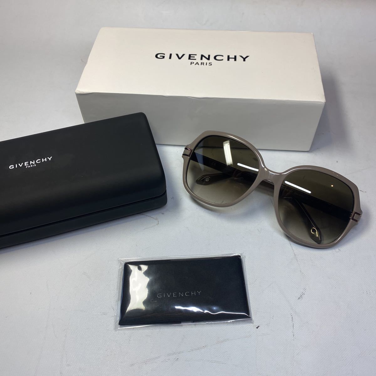 【新品未使用】GIVENCHY ジバンシー　SGV875G 57□18 COL.09RL 135 サングラス グレーフレーム　グレー系グラデーションレンズ　g23081604