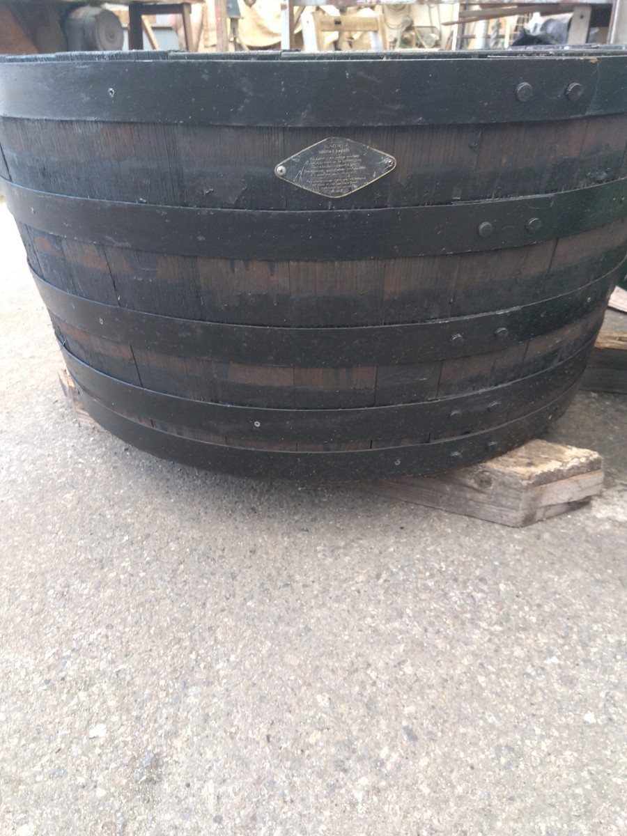 ウイスキー樽プランター　高さ45㌢　直径90㌢