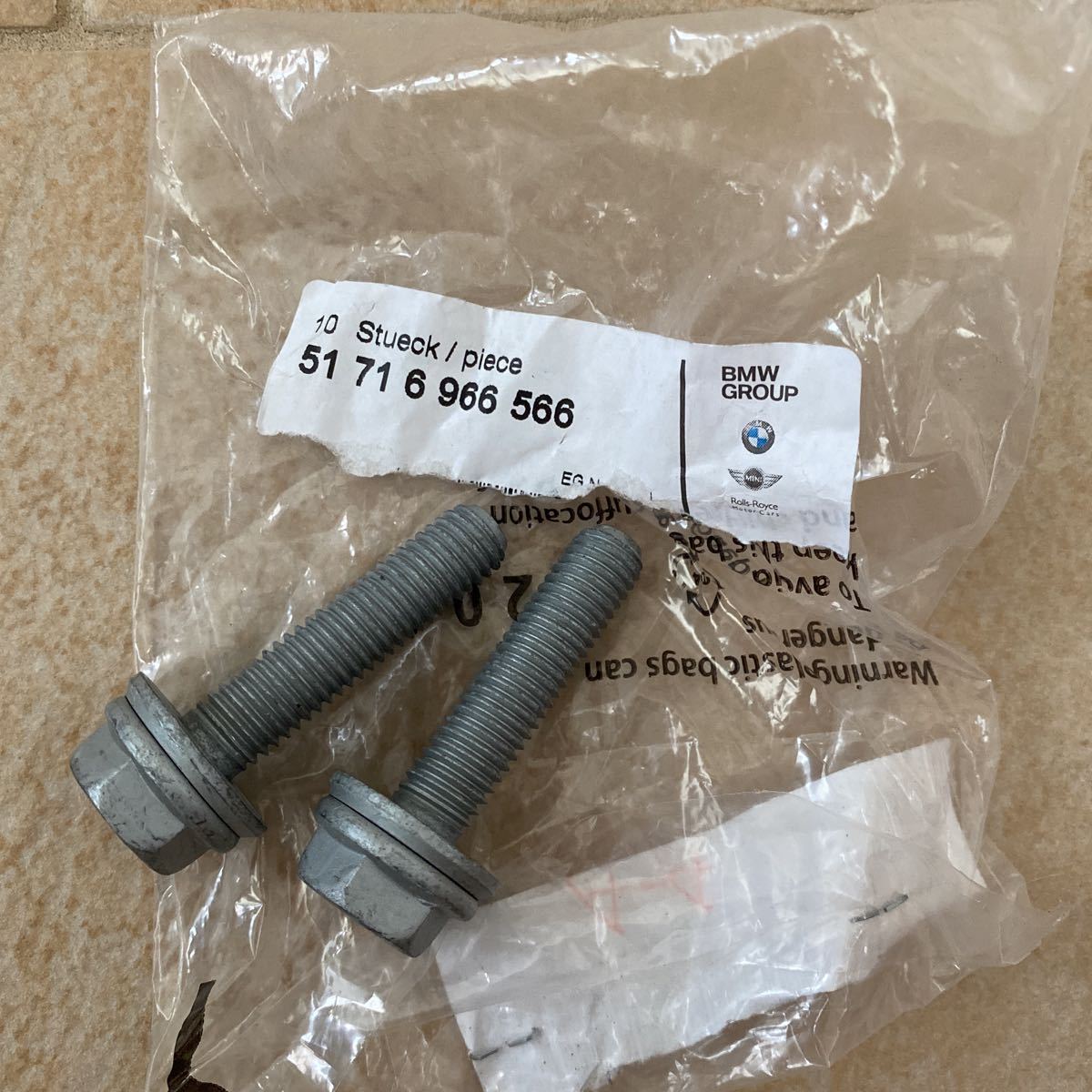 新品未使用　BMW純正　フロント補強　ボルト　51716966566 2本　G26 G30 E65 G11 G01 G02 E89 G26 _画像1