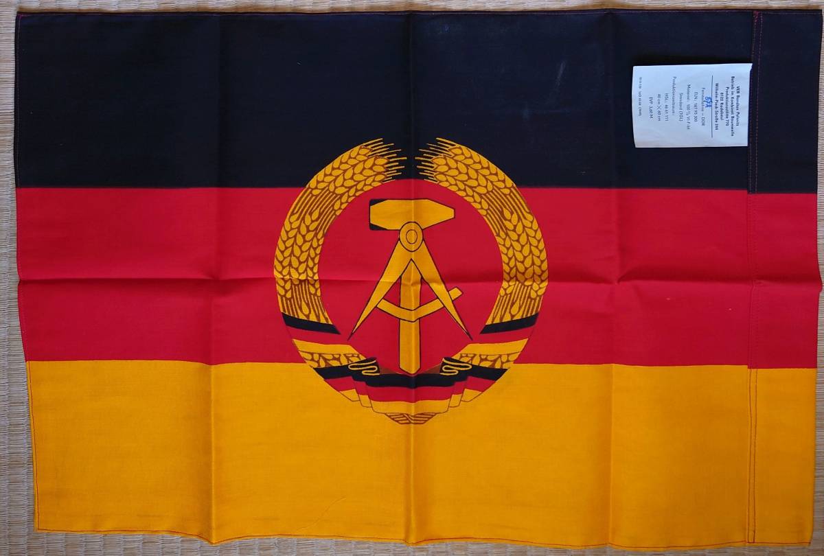 f23080225〇東ドイツ国旗 ドイツ民主共和国の国旗 布製〇和本古書古文書_画像2
