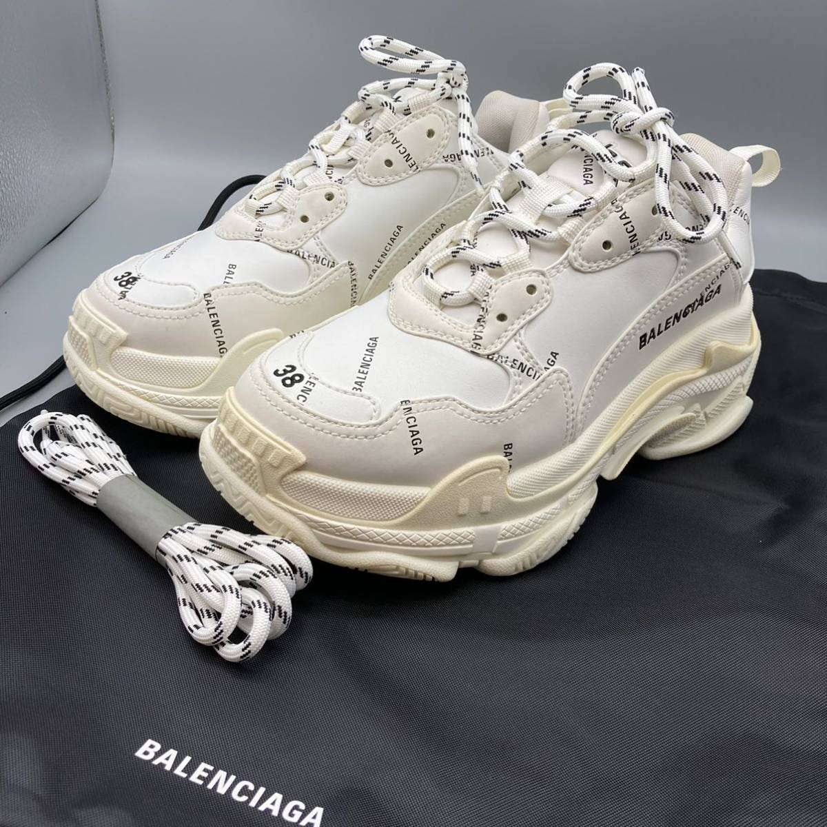 K05068 BALENCIAGA バレンシアガ オールオーバーロゴ トリプルＳ スニーカー ALLOVER LOGO TRIPLE S スニーカーホワイト 25.0cm 美品_画像1