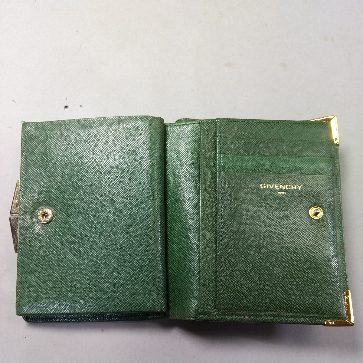 8106【同梱NG】 GIVENCHY 二つ折り 財布 グリーン ゴールド金具 がま口