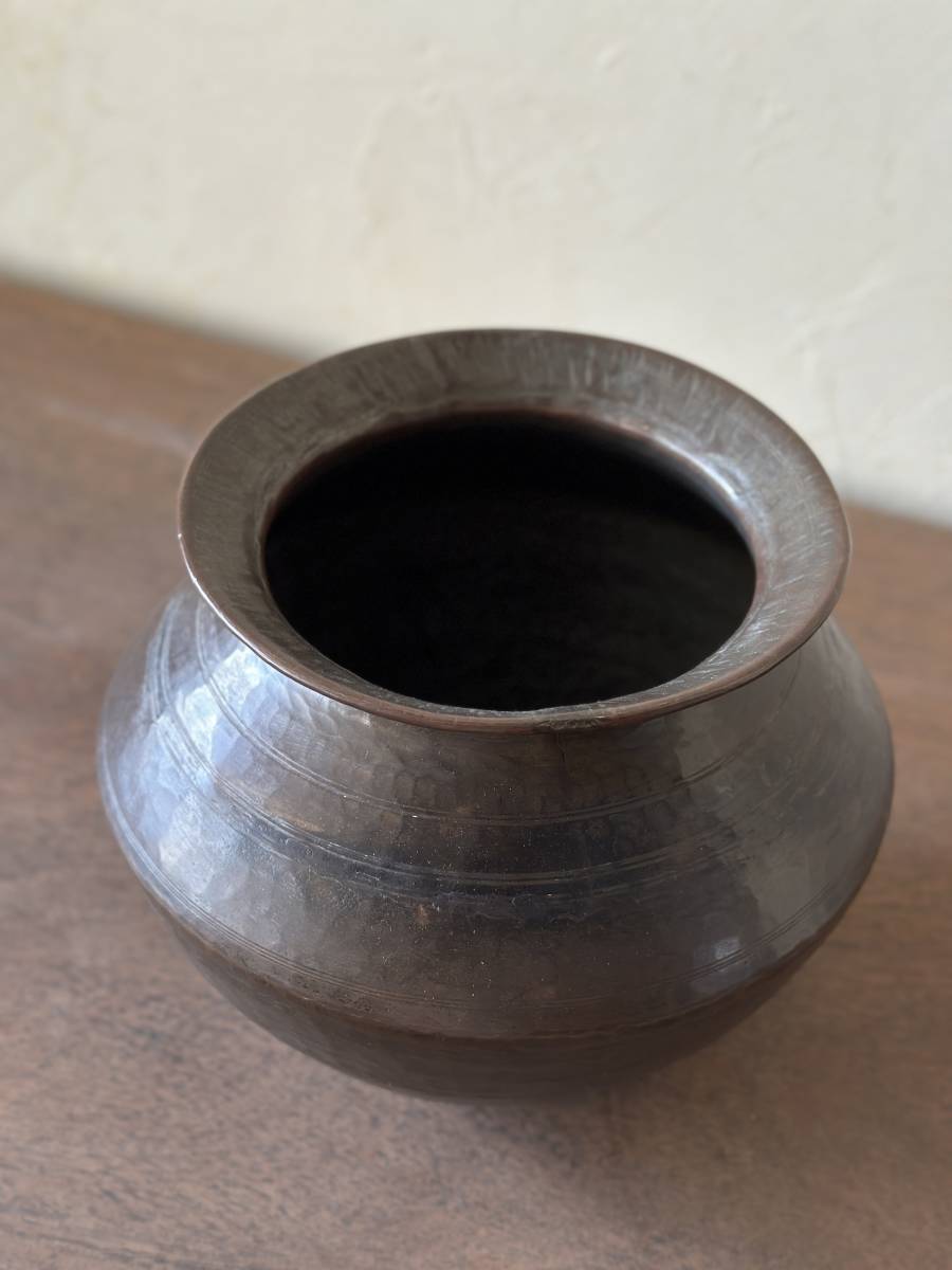 インド アンティーク 銅製 壺 ツボ 水瓶 トライバル 民族 少数民族 花器　器 銅 古銅　オブジェ　インテリア　アート　置物　ハンドメイド_画像5