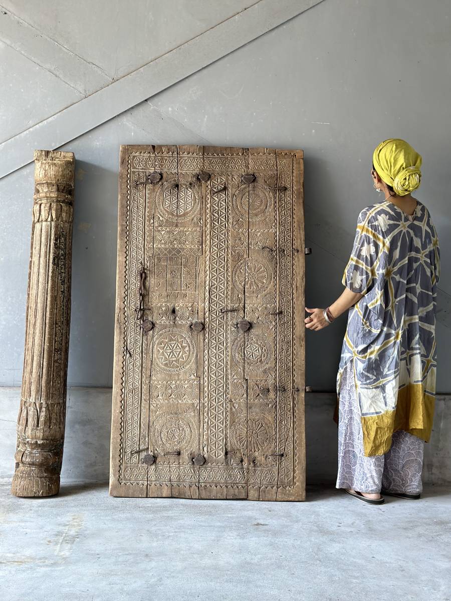 プリミティブ　木彫り　柱　ディスプレイ　置物　オブジェ　アンティーク　くり抜き　朽木　アート　インテリア　木台　　古家具　インド