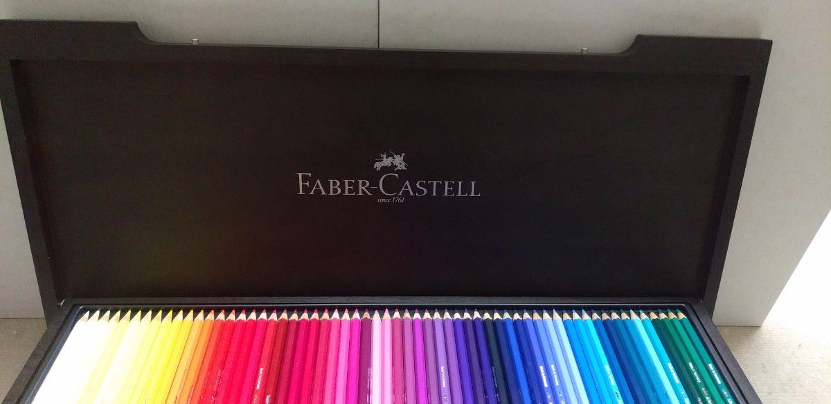 120色の木箱で未使用品は、非常に珍しいです。ファーバーカステル・アルブレヒトデューラー120色高級水彩色鉛筆（木箱付き）