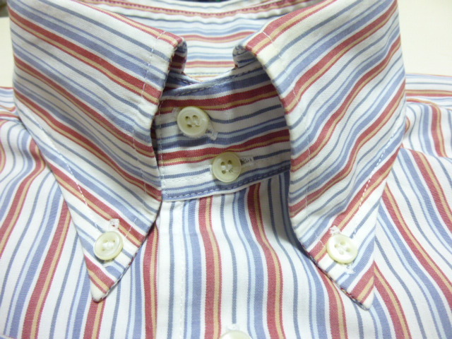美品 LACOSTE ラコステ ボタンダウンシャツ サイズ4 白色ベースに茶＋グレーの細太ストライプ 袖先にスレほつれ有り_フロントボタンは二個