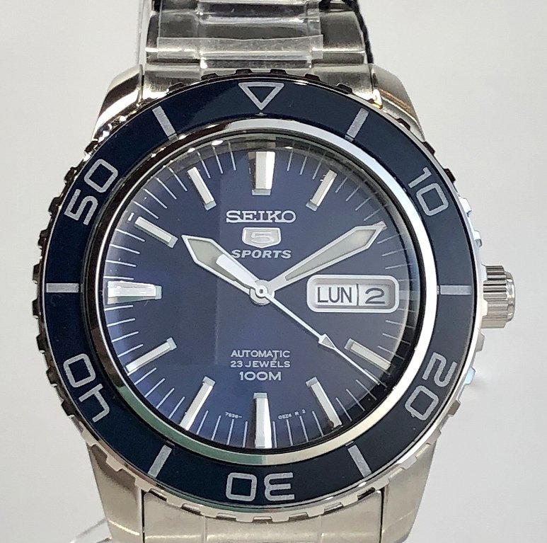 新品 逆輸入モデル！SEIKO セイコー5 スポーツ 自動巻き腕時計 SNZH53K1 青文字盤 ダイバーズ 裏スケルトン デイデイト メンズ 質セブン_画像3