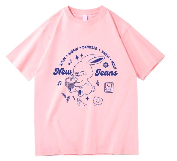 NewJeans/ニュージーンズ トッキ TOKKI FLUFFY プリントTシャツ ピンク