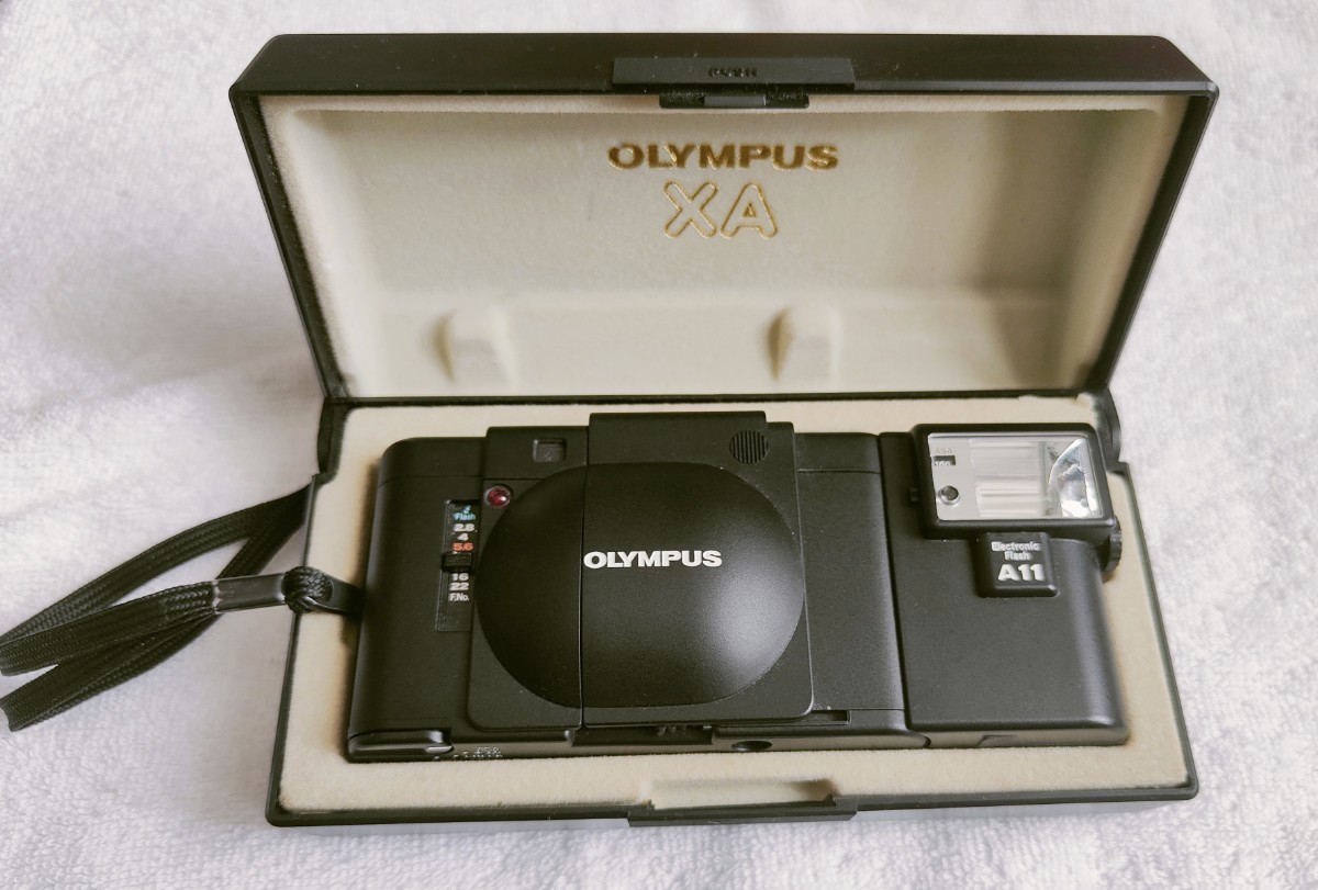 OLYMPUS オリンパス XA A11　コンパクトカメラ　ケース 説明書等付属　美品　動作未確認　ジャンク品　フィルムカメラ_画像2