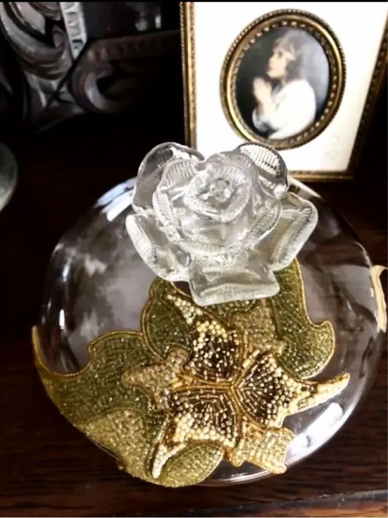 薔薇の蓋　フランス製　美しいガラスの香水瓶　ハンドメイド メイドビーズ　ビンテージ　アンティーク　ガラス瓶_画像2