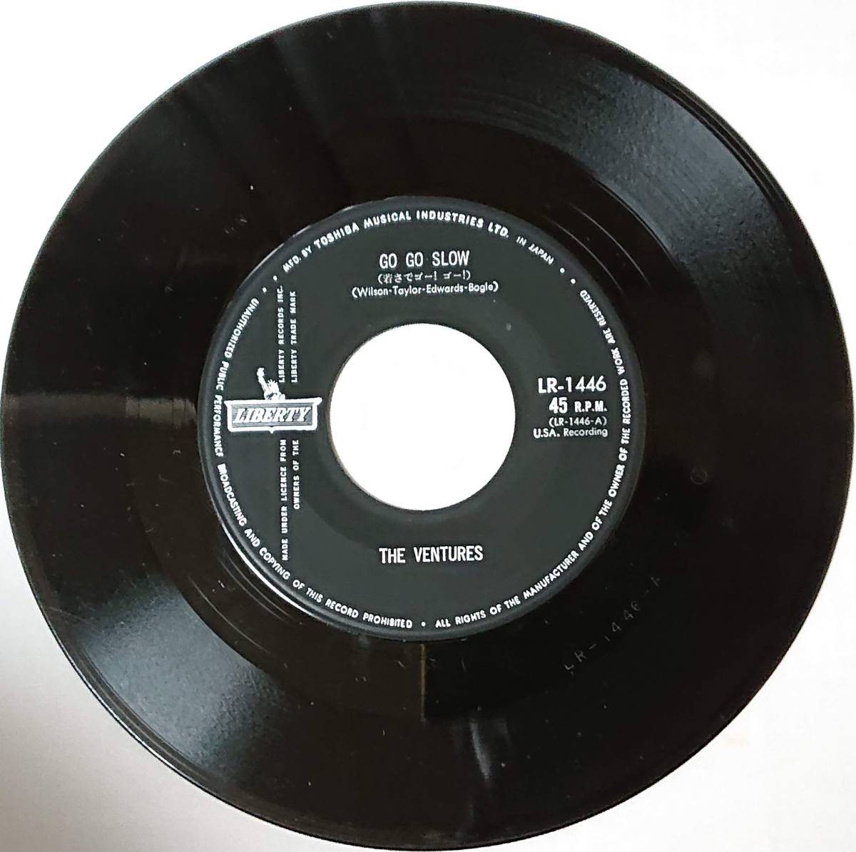 THE VENTURES : GO GO SLOW / GO GO GUITAR 国内盤 中古 アナログ EPシングルレコード盤 1965年 LR-1446 M2-KDO-1196_画像3