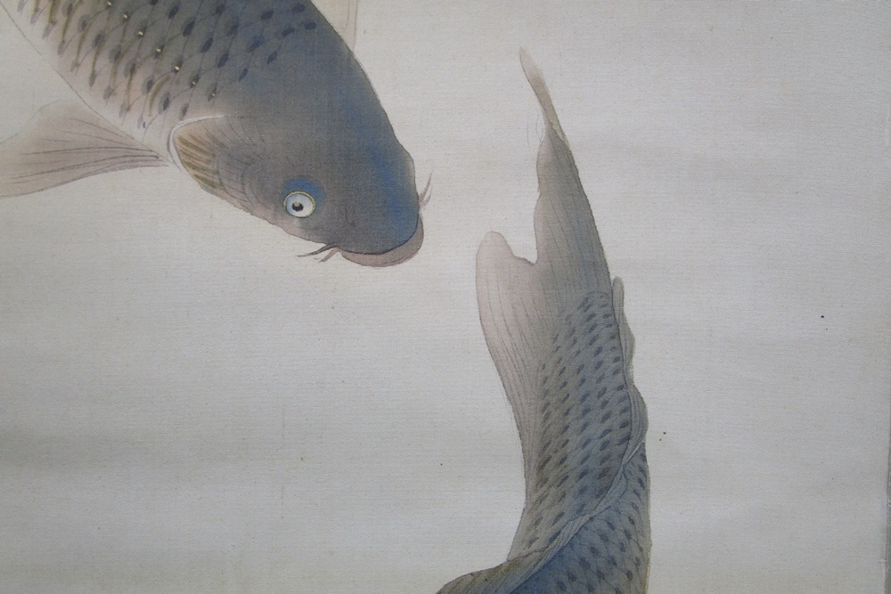 《ジャムルK》kkg8-44　在銘　明雪 　青松遊鯉之図　日本画 掛軸 絹本 共箱　_画像7