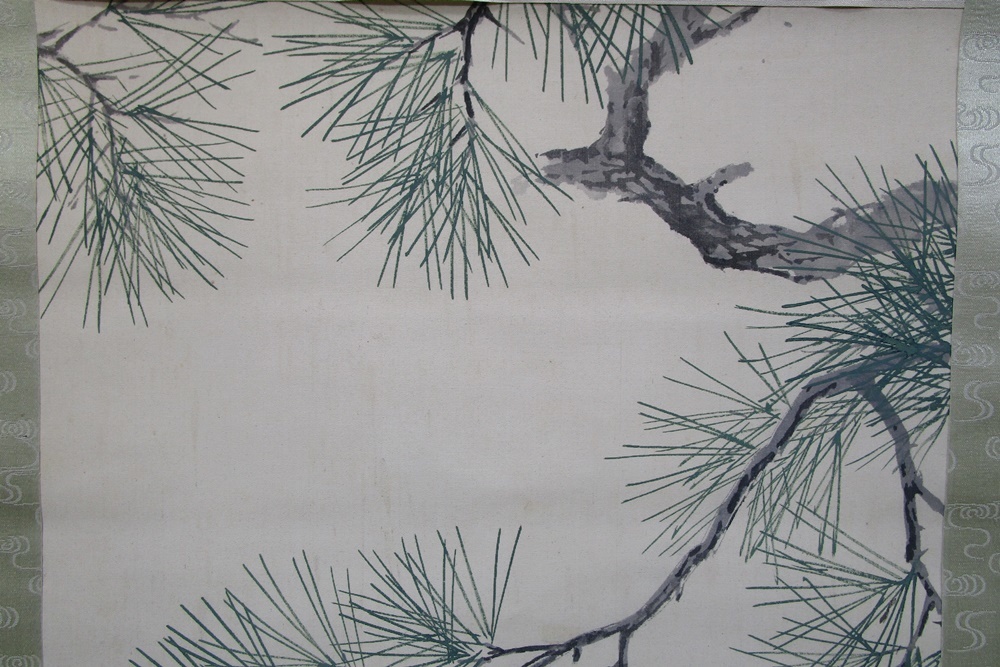 《ジャムルK》kkg8-44　在銘　明雪 　青松遊鯉之図　日本画 掛軸 絹本 共箱　_画像3