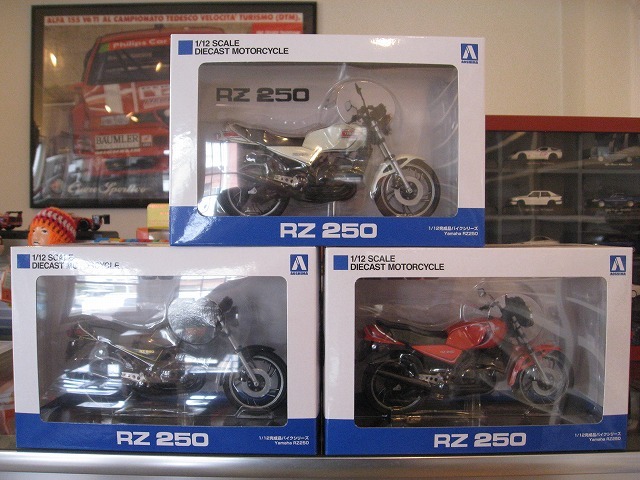 代引き人気 完売品☆Newアオシマ完成品1/12ヤマハRZ250 3台set