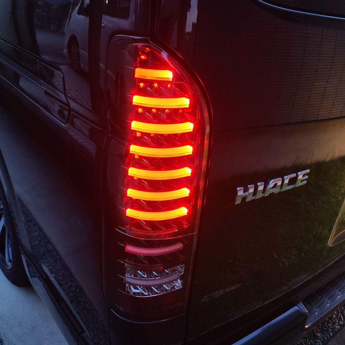 ハイエース200系 ヴァレンティ LEDテールランプ ハイマンウト ハイエース200系 ヴァレンティ LEDテールランプ ハイマンウト