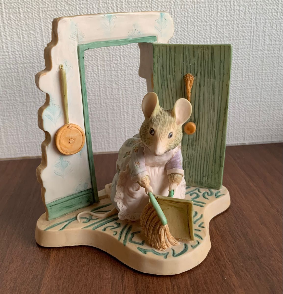 掃除をするハンカマンカ フィギュリン ピーターラビット 置物 掃除をするハンカマンカ フィギュリン ピーターラビット 置物