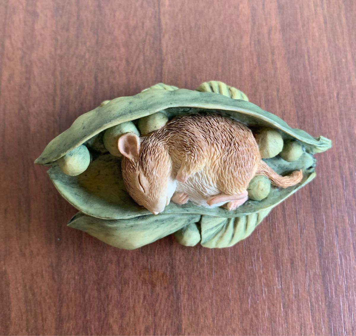 豆のさやの中で眠るチミーウィリー フィギュリン ピーター 豆のさやの中で眠るチミーウィリー フィギュリン ピーター