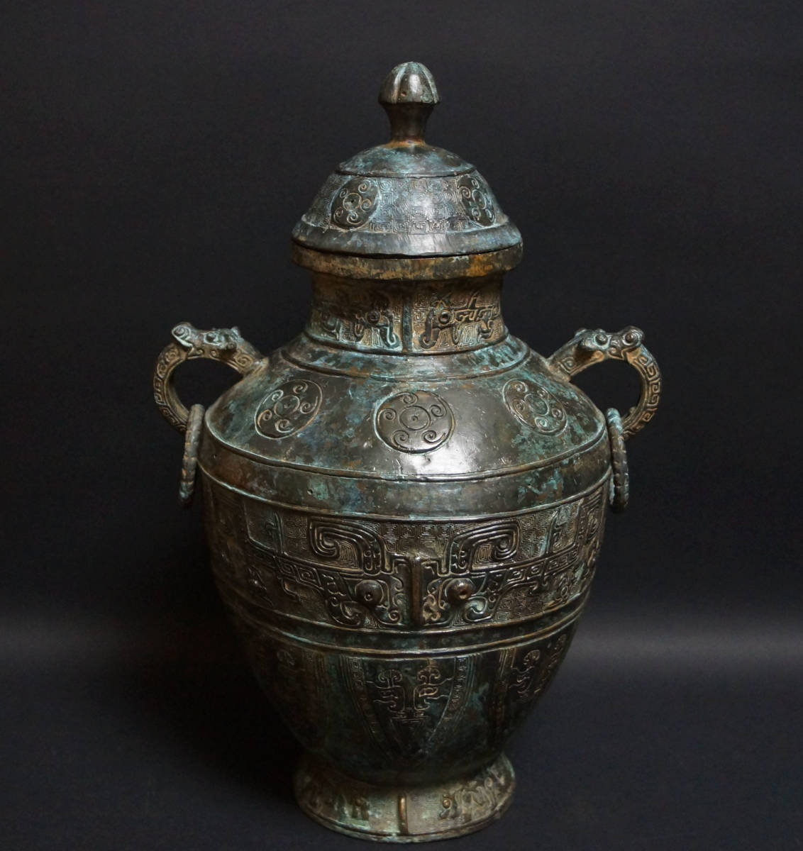 正規 【閑】青銅器 茶道具☆時代物☆4C0114■ / 飾壷 壷 蓋付 獅子双耳 金工細工『饕餮文』遊環 その他 正規 【閑】青銅器 茶道具☆時代物☆4C0114■ / 飾壷 壷 蓋付 獅子双耳 金工細工『饕餮文』遊環 その他