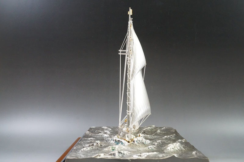 H2◇大型銀色帆船模型木製玻璃外殼，配有SILVER 970船用五金件 原文:H2◇大型 銀製 帆船模型 木製ガラスケース付 SILVER970 舟 金工置物