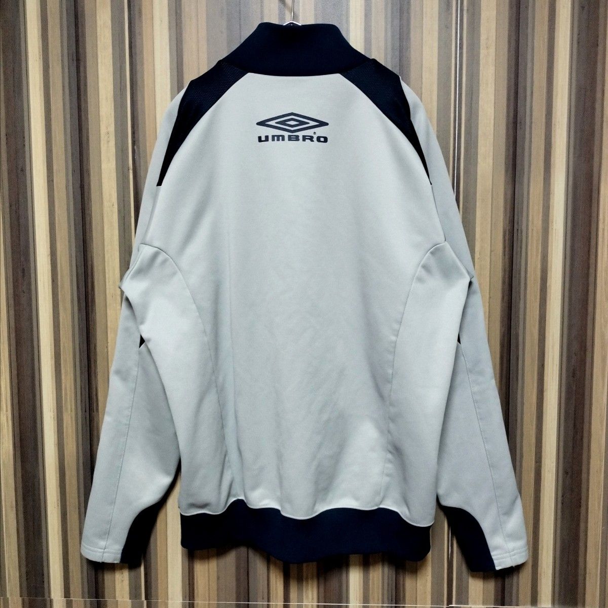 90s【UMBRO】アンブロ 刺繍ロゴ バックプリント デサント製 トラックジャケット M