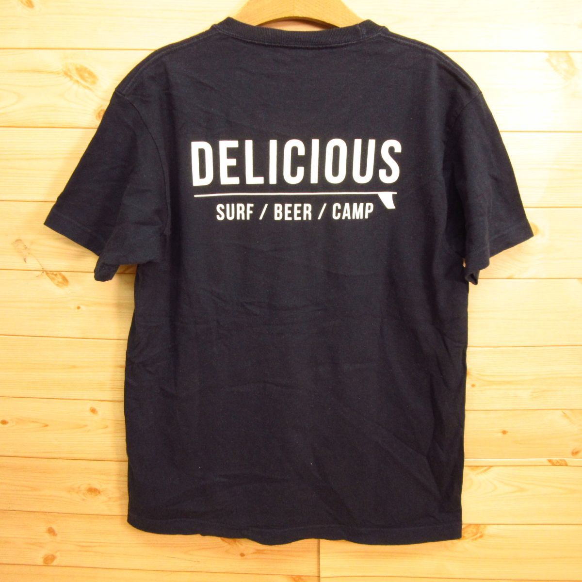 ◎DELICIOUS デリシャス◆半袖 Tシャツ HOLIDAY プリント SURF BEER CAMP◆メンズ 紺 Mサイズ◆A2326_画像1