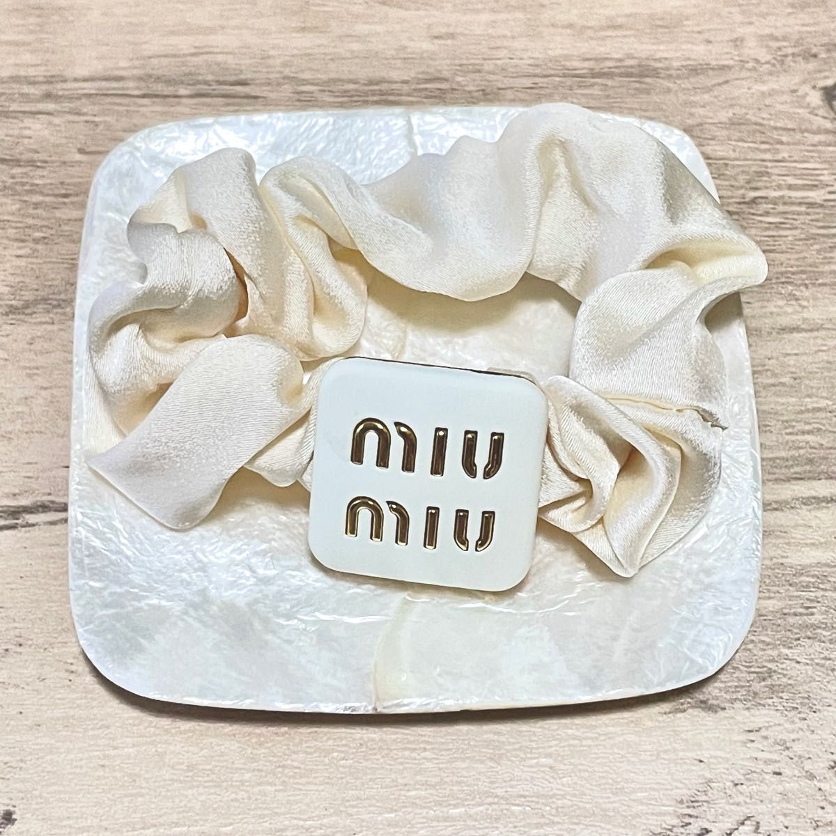 大人気!miumiu ロゴ シュシュ 大人気商品 】miumiu ロゴ入りシュシュ ホワイト|Yahoo!フリマ