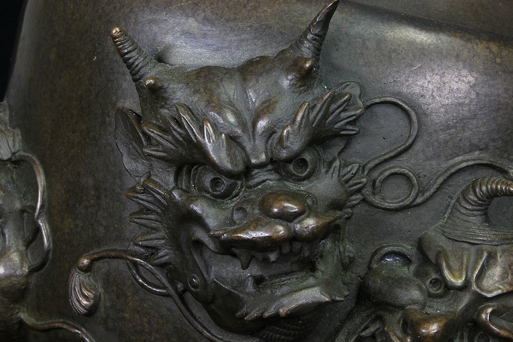 銅製 鈴形大香炉 盛上鬼天狗般若面 獅子雲龍透彫 勾玉三足香炉 約5.7kg    原文:銅製 鈴形大香炉 盛上鬼天狗般若面 獅子雲龍透彫 勾玉三足香炉 約5.7kg