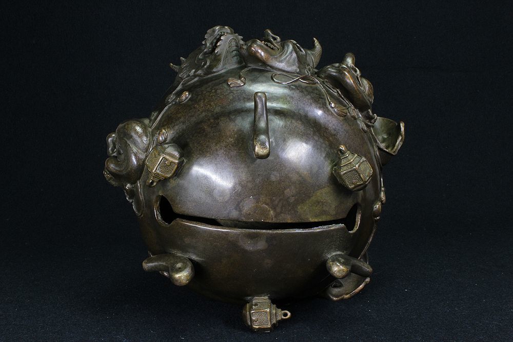 銅製 鈴形大香炉 盛上鬼天狗般若面 獅子雲龍透彫 勾玉三足香炉 約5.7kg    原文:銅製 鈴形大香炉 盛上鬼天狗般若面 獅子雲龍透彫 勾玉三足香炉 約5.7kg