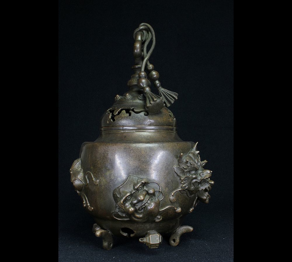 銅製 鈴形大香炉 盛上鬼天狗般若面 獅子雲龍透彫 勾玉三足香炉 約5.7kg    原文:銅製 鈴形大香炉 盛上鬼天狗般若面 獅子雲龍透彫 勾玉三足香炉 約5.7kg
