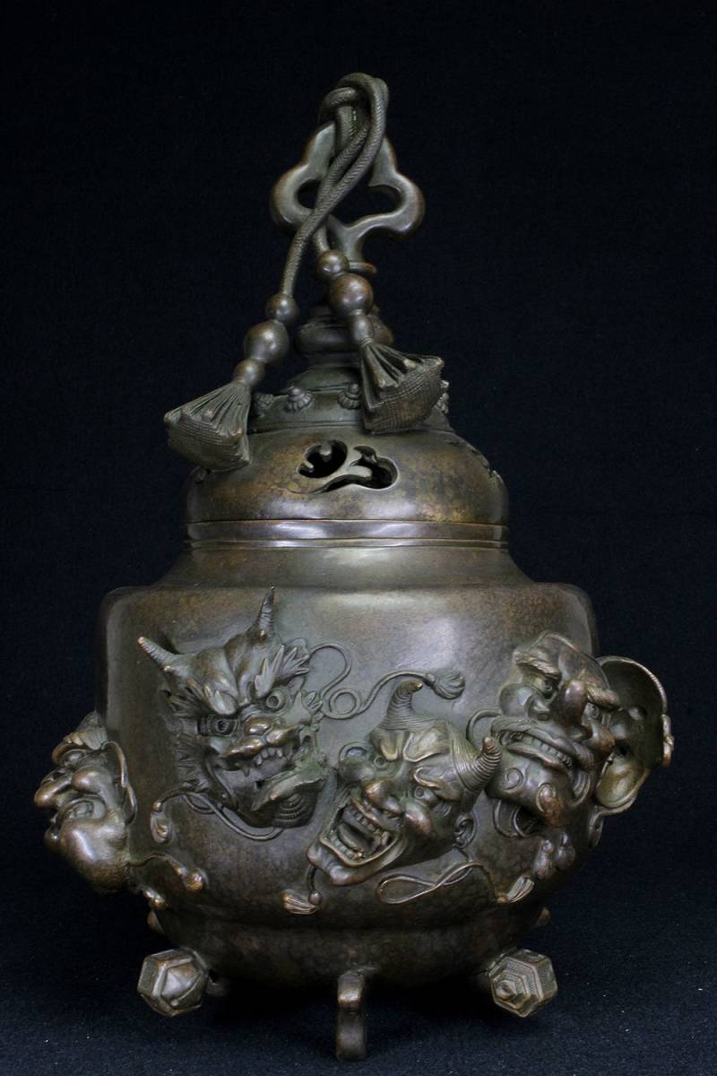 銅製 鈴形大香炉 盛上鬼天狗般若面 獅子雲龍透彫 勾玉三足香炉 約5.7kg    原文:銅製 鈴形大香炉 盛上鬼天狗般若面 獅子雲龍透彫 勾玉三足香炉 約5.7kg