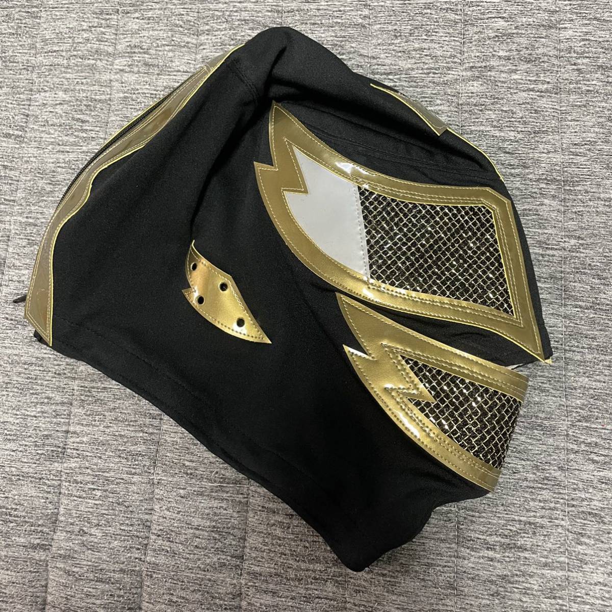 新日本プロレス スーパー ストロング マシン マスク 黒x金 ZIP 新日本プロレス スーパー ストロング マシン マスク 黒x金 ZIP