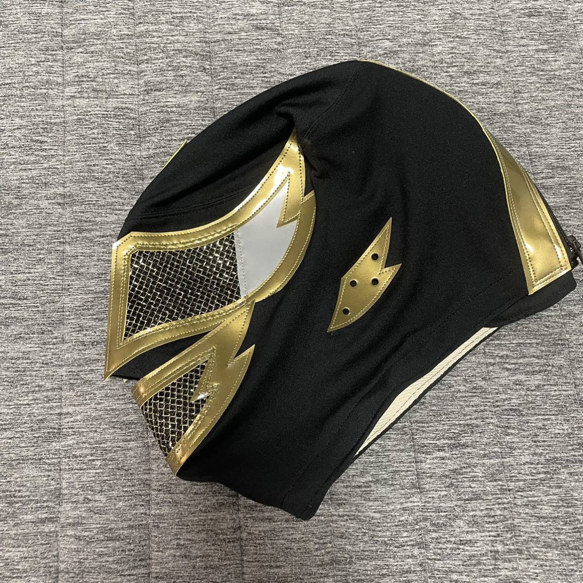 新日本プロレス スーパー ストロング マシン マスク 黒x金 ZIP 新日本プロレス スーパー ストロング マシン マスク 黒x金 ZIP