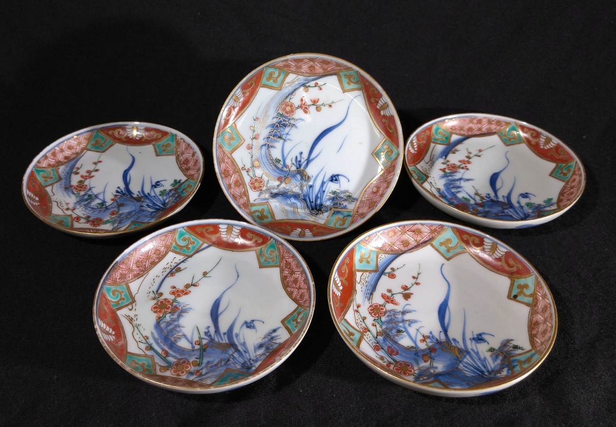 古伊万里 染付 金彩 色絵 梅に草花文 成化年製 12cm 小皿 古伊万里 染付 金彩 色絵 梅に草花文 成化年製 12cm 小皿