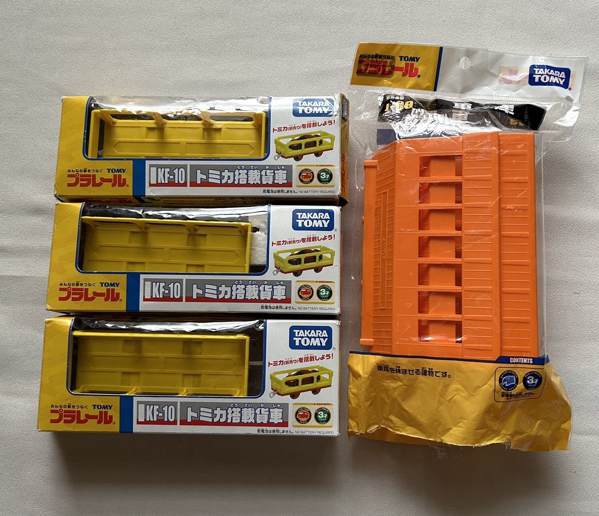 TAKARA・TOMY　プラレール　車庫（Jー０９×2個）＆　搭載貨車　（KF１０×3個）セット売り　連結パーツ10個おまけ_画像1