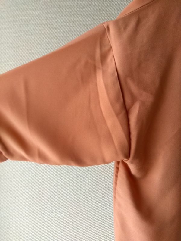 レディース未使用B466■Mサイズ■くすみオレンジ色五分袖くらいのシャツ見えキーネックプルオーバー＊ひんやり接触冷感_画像6