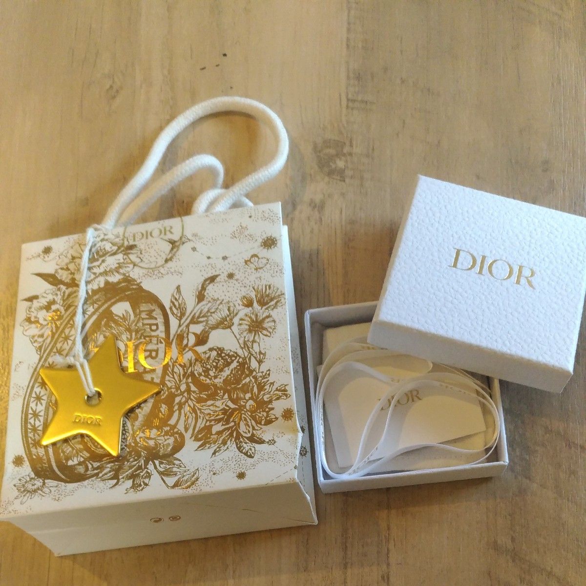 Dior アクセサリーBOX 小さめ ケース 保存袋 クリスマス限定 Dior アクセサリーBOX 小さめ ケース 保存袋 クリスマス限定