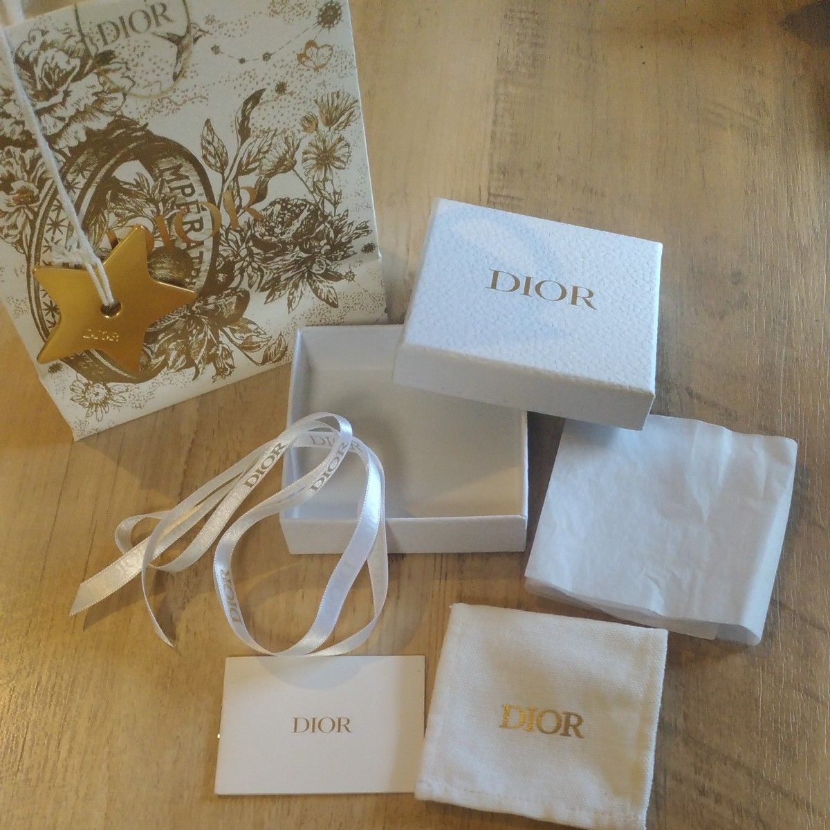 Dior アクセサリーBOX 小さめ ケース 保存袋 クリスマス限定 Dior アクセサリーBOX 小さめ ケース 保存袋 クリスマス限定