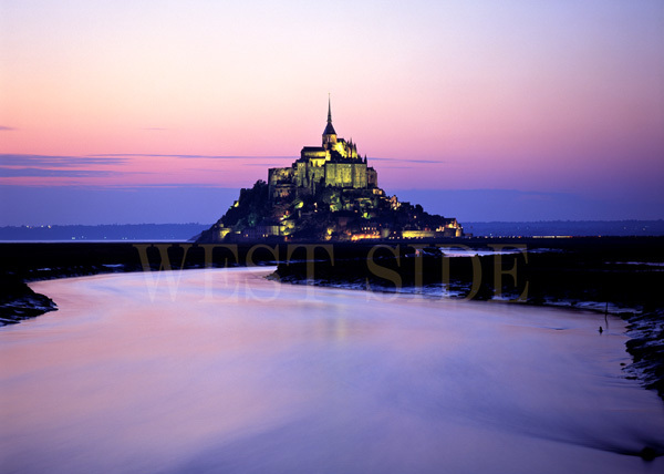 【 送料当社負担 】フランス　モンサンミシェル 修道院　夕焼け　風景写真　世界遺産 辰巳玄洋 作品　額縁なし A４サイズ写真 France-001-1_画像1