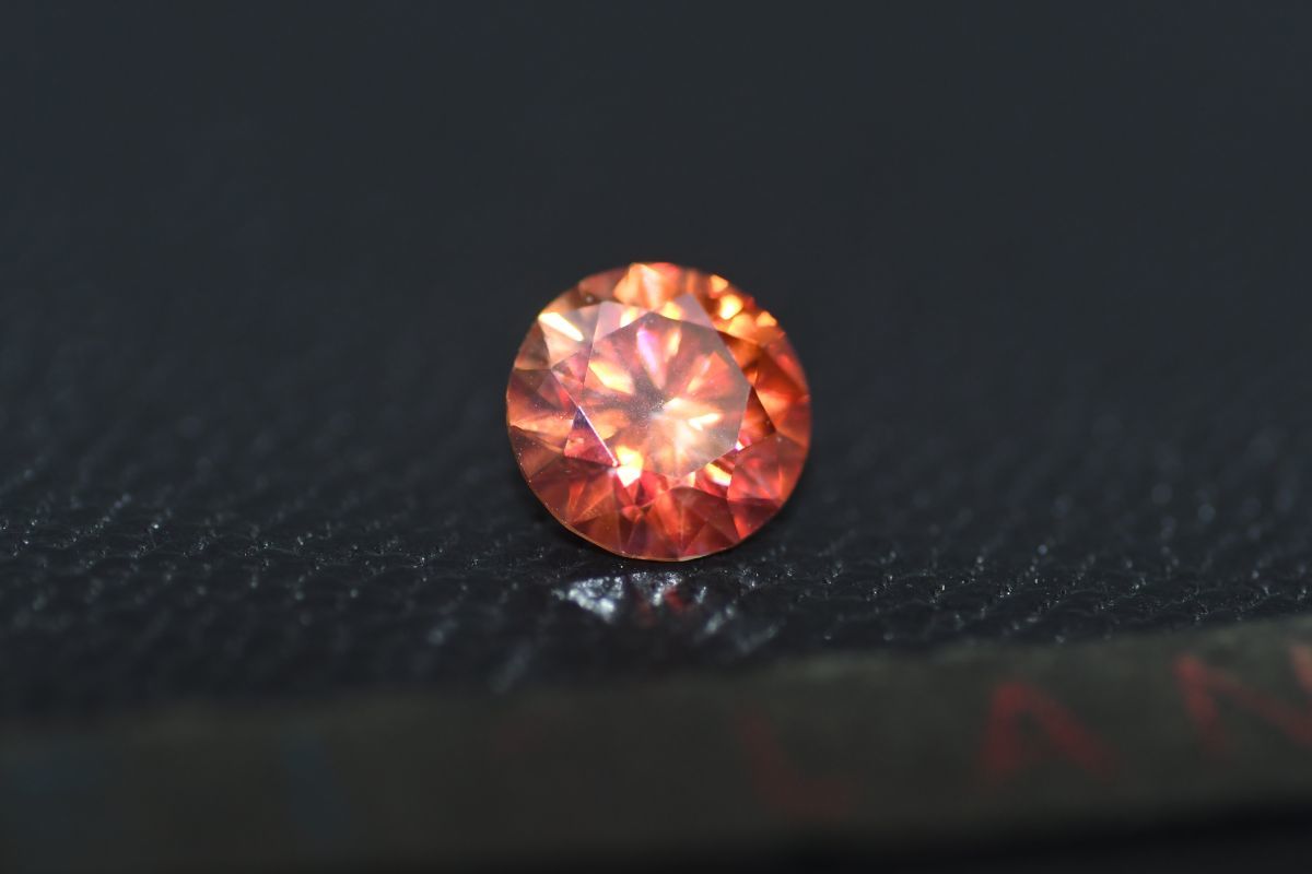 新入荷 ラボ オレンジダイヤモンド １ct ラウンドカット 宝石 鉱石 希少 輝き 宝石シリーズ ラウンド形状 モアッサナイト 証明書付 C306_画像1