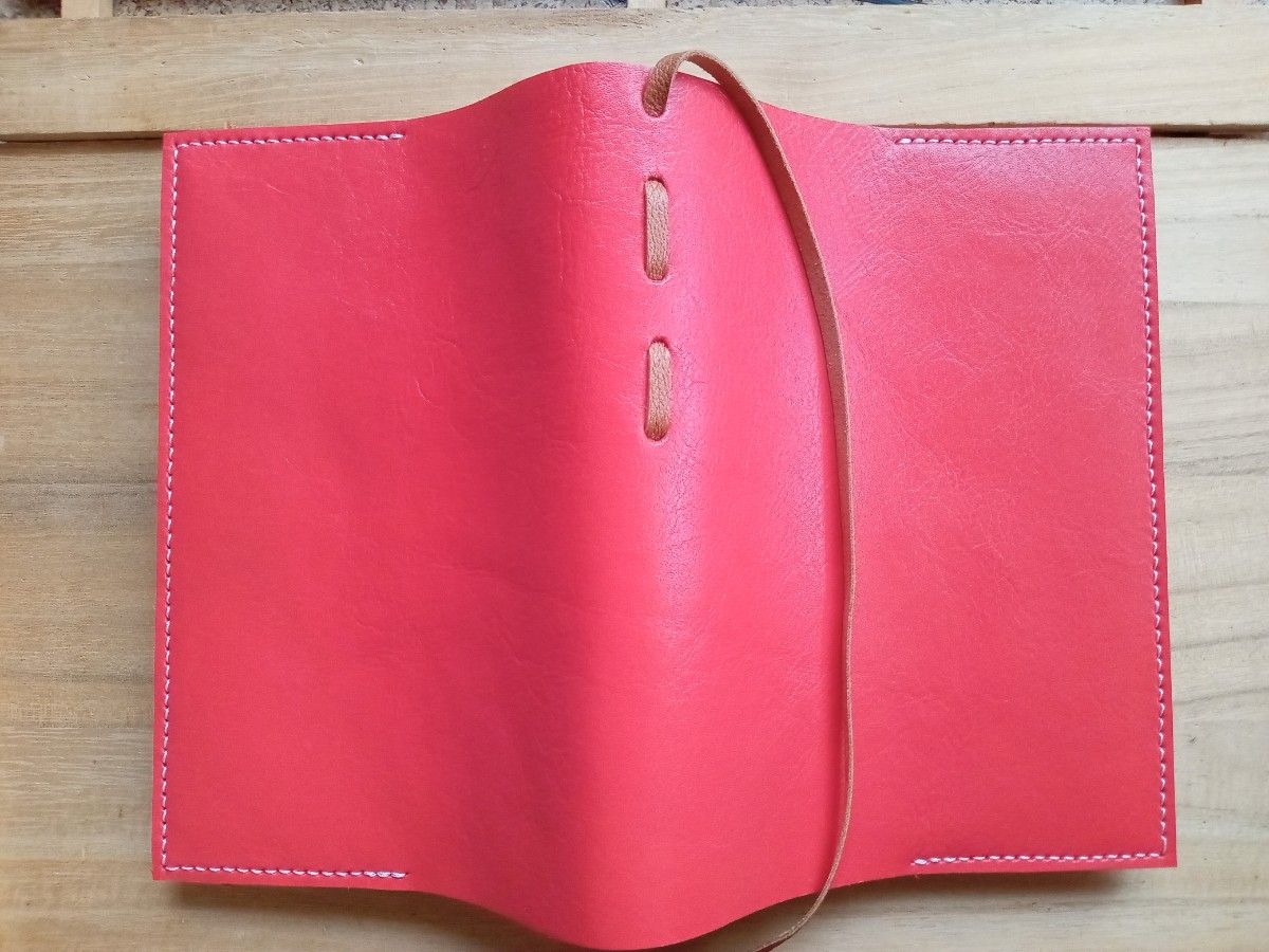四六判　革のブックカバー　赤色　しおり付きDesign